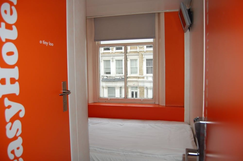 Easyhotel South Kensington Economy Double Room, City View 10
