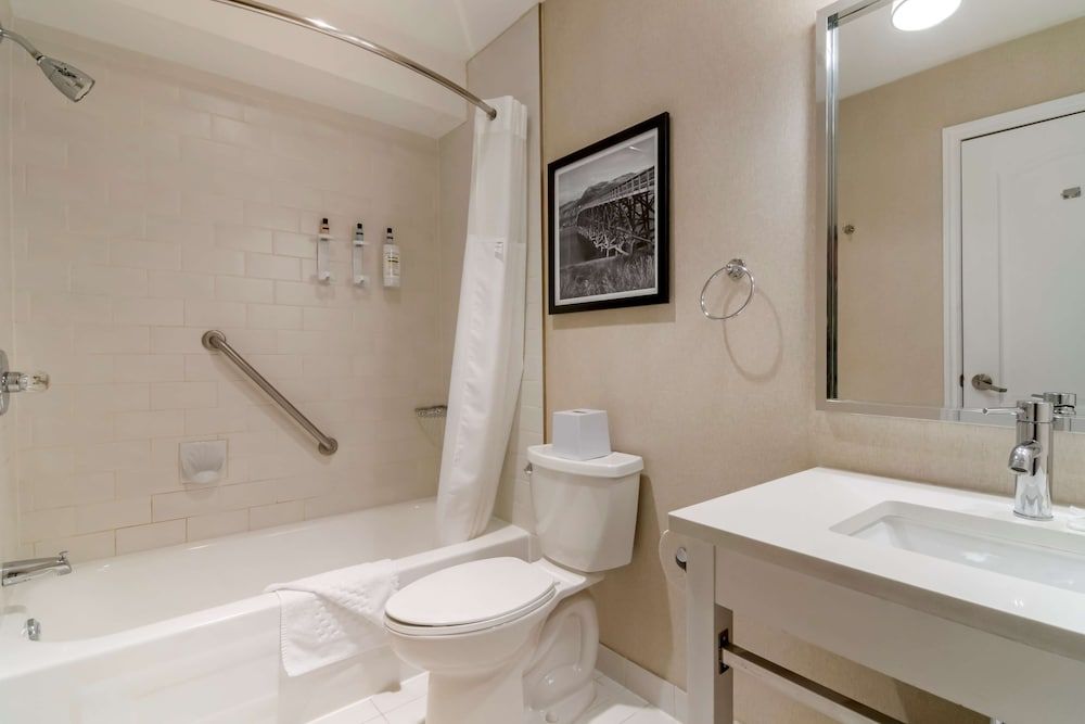 Best Western Premier Aberdeen Kamloops Standard Room, 2 Queen Beds, Non Smoking, Refrigerator & Microwave 6