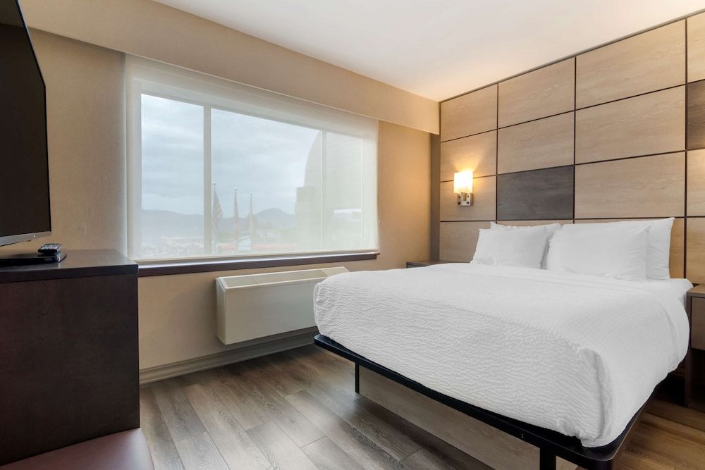 Suite, 1 Queen Bed, Jetted Tub, Mountain View (with Sofabed)