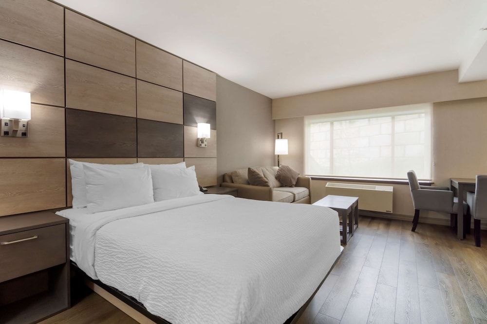 Suite, 2 Queen Beds, Kitchen, Mountain View (with Sofabed, Full Kitchen)