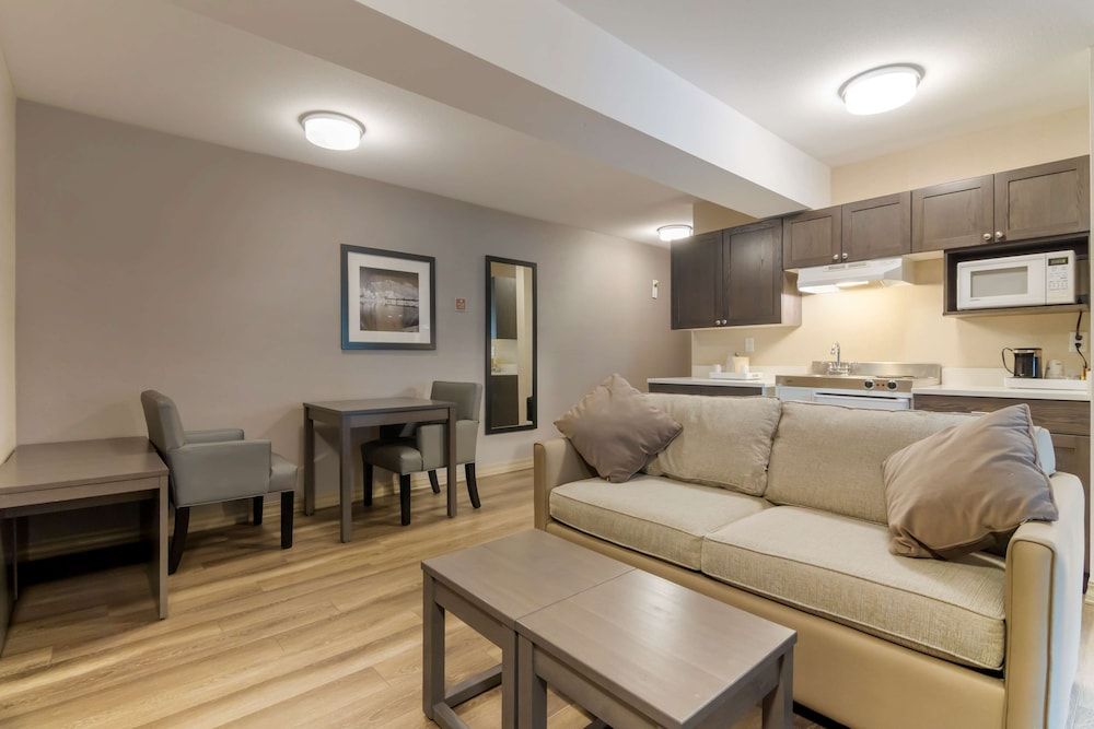 Suite, 2 Queen Beds, Kitchenette, Mountain View (with Sofabed)