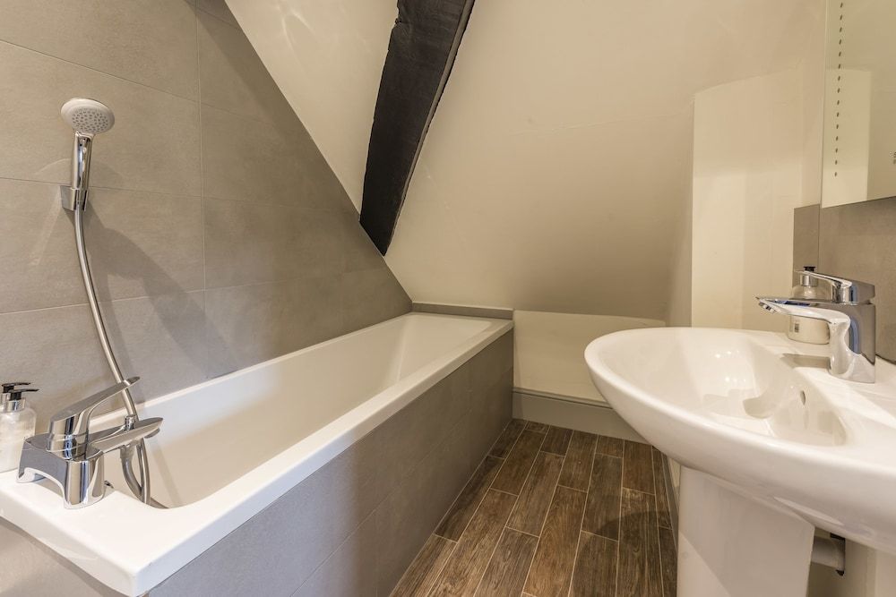 The Hopton Crown Classic Room, 1 King Bed, Bathtub 5