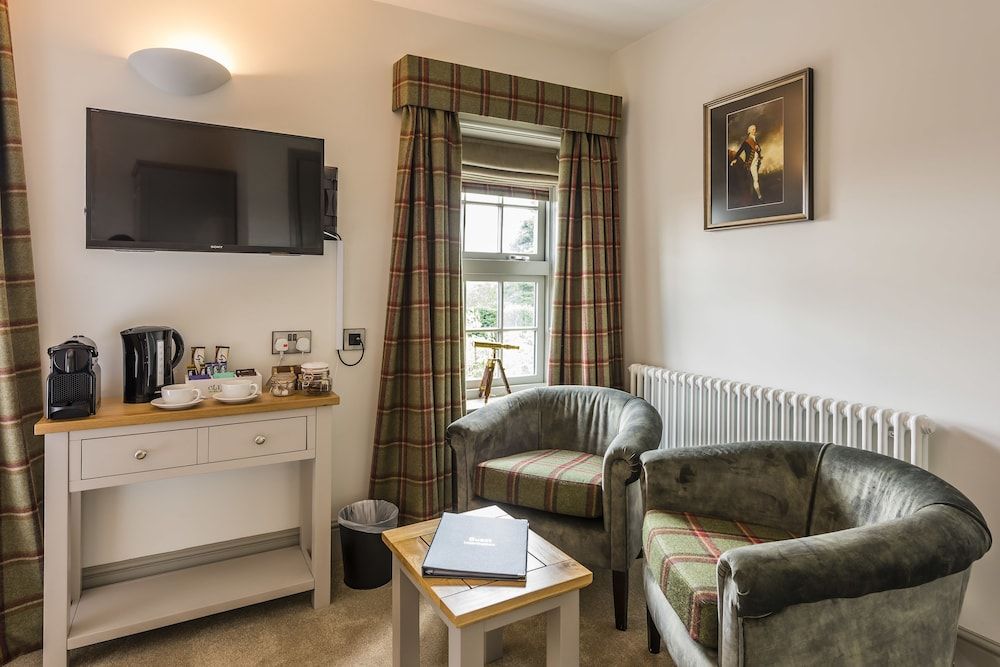 The Hopton Crown Deluxe Suite, 1 King Bed 6