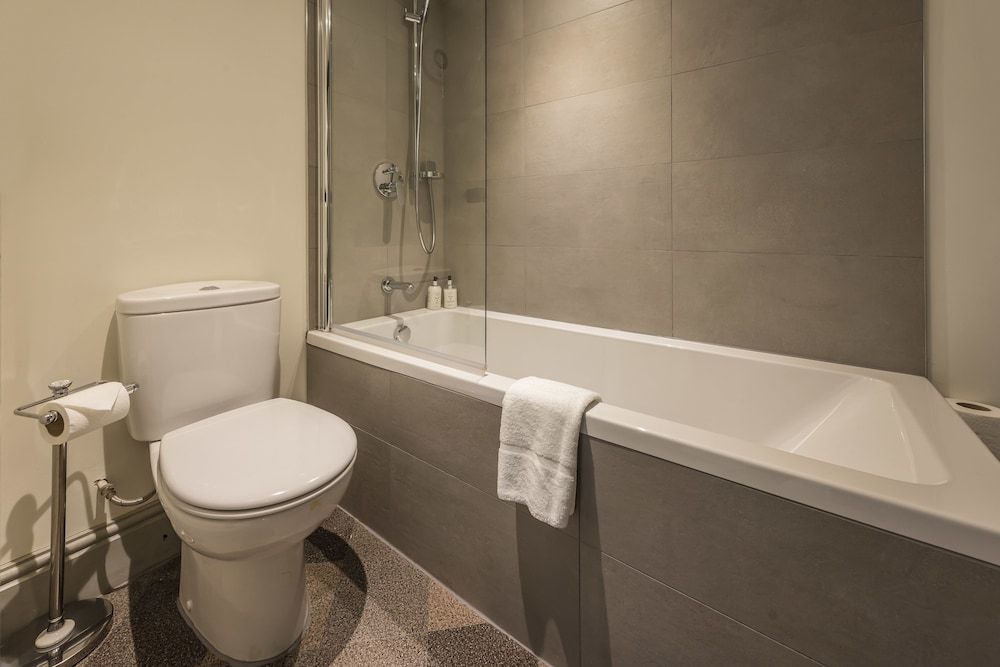 The Hopton Crown Classic Room, 1 King Bed, Bathtub 4