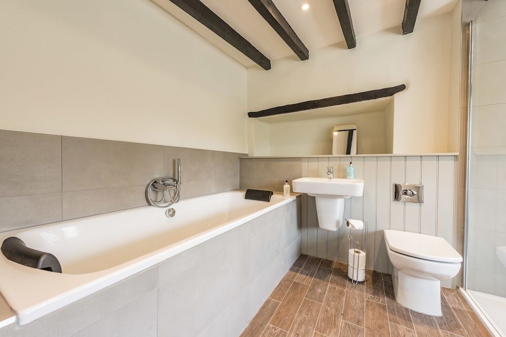 The Hopton Crown Deluxe Suite, 1 King Bed 5