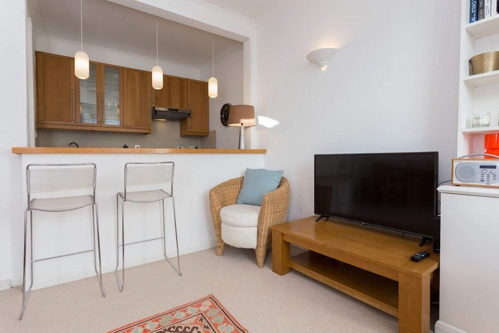 1 Bedroom Apartment in Notting Hill Accommodates 2 Apartment, 1 Bedroom 13