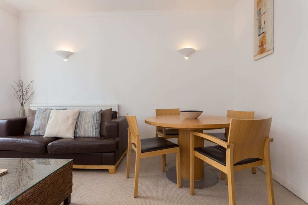 1 Bedroom Apartment in Notting Hill Accommodates 2 Apartment, 1 Bedroom 11