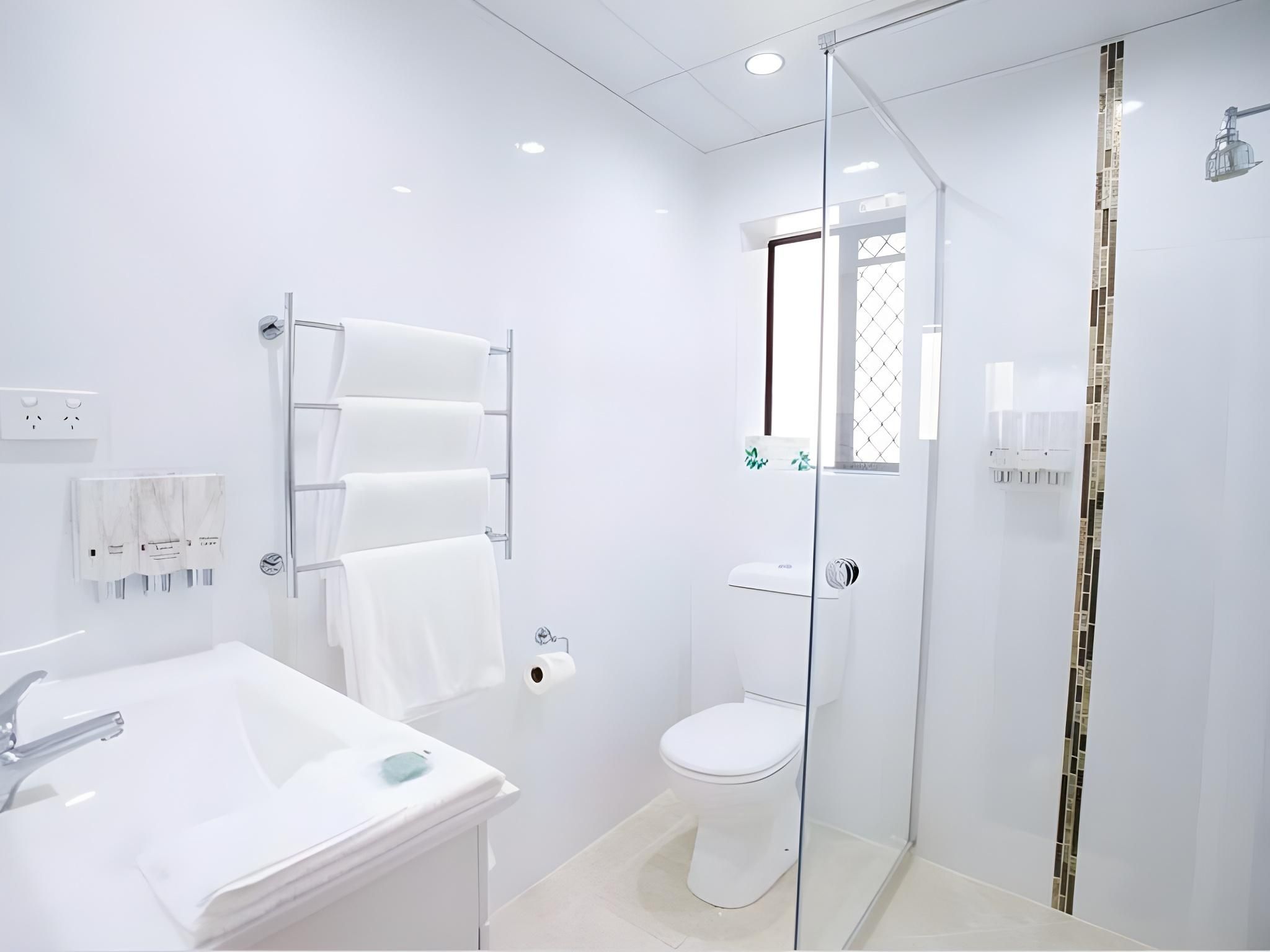 Quality Hotel Robertson Gardens 1 Queen Bed, 2 Single Beds, Suite, Nonsmoking