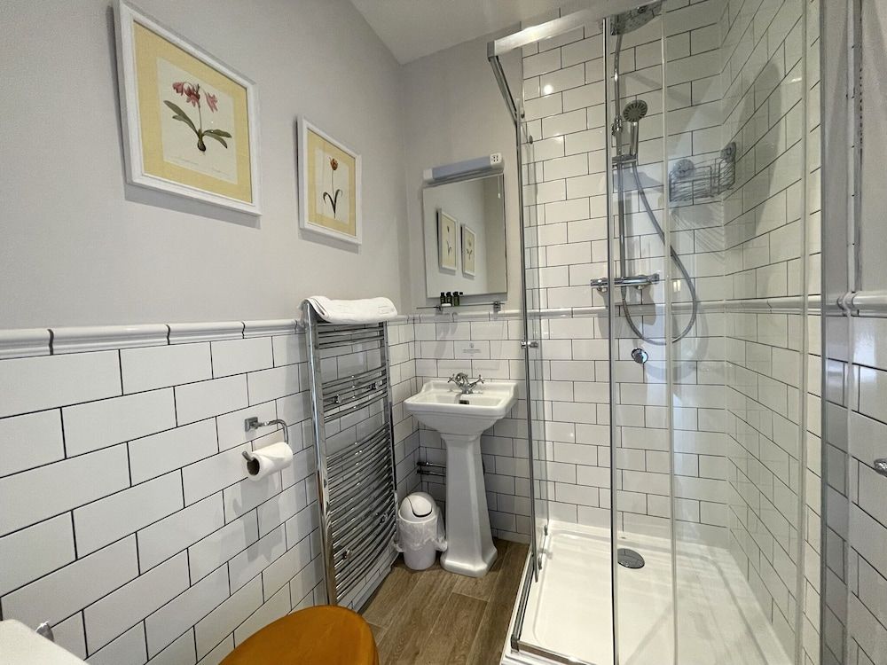 The Jug & Bottle Standard Twin Room 6