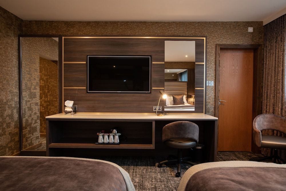 Carlton Hotel Classic Family Room 8