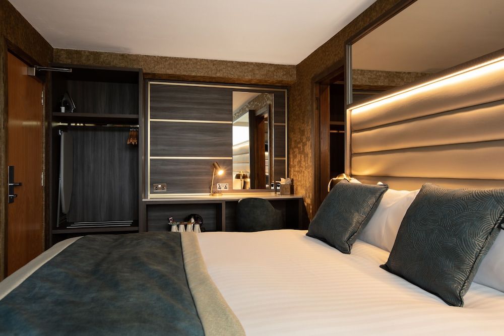 Carlton Hotel Classic Family Room 4