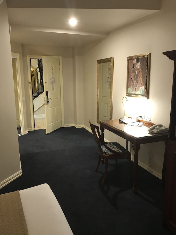 Canterbury International Hotel Executive Room 4