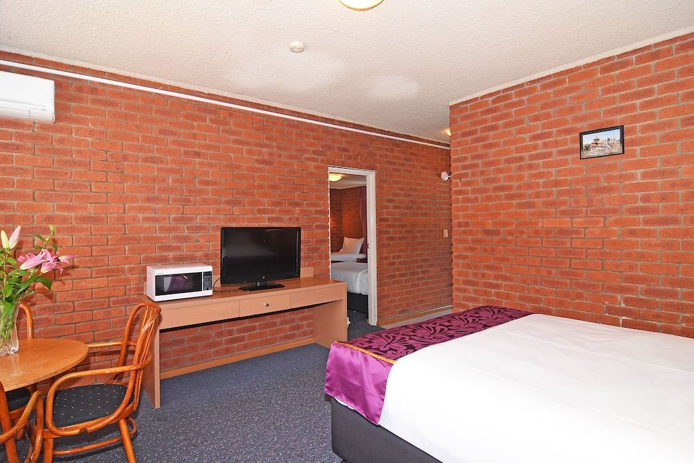Two-Bedroom Deluxe Family Room, 1 Queen Bed and 3 Single Bed