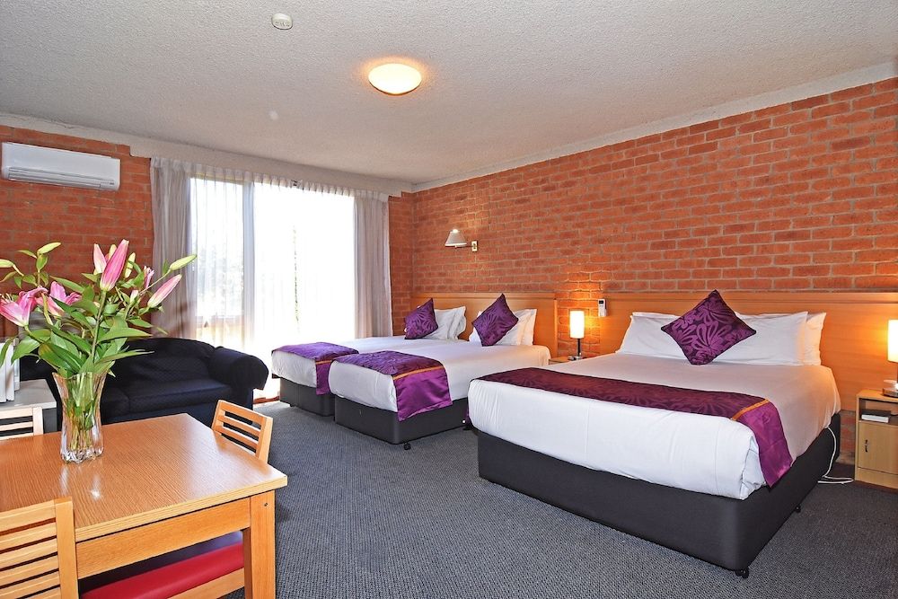 Superior Family Room, 1 Queen Bed and 3 Single Beds