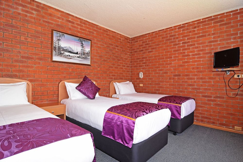 Two-Bedroom Deluxe Family Room, 1 Queen Bed and 3 Single Bed