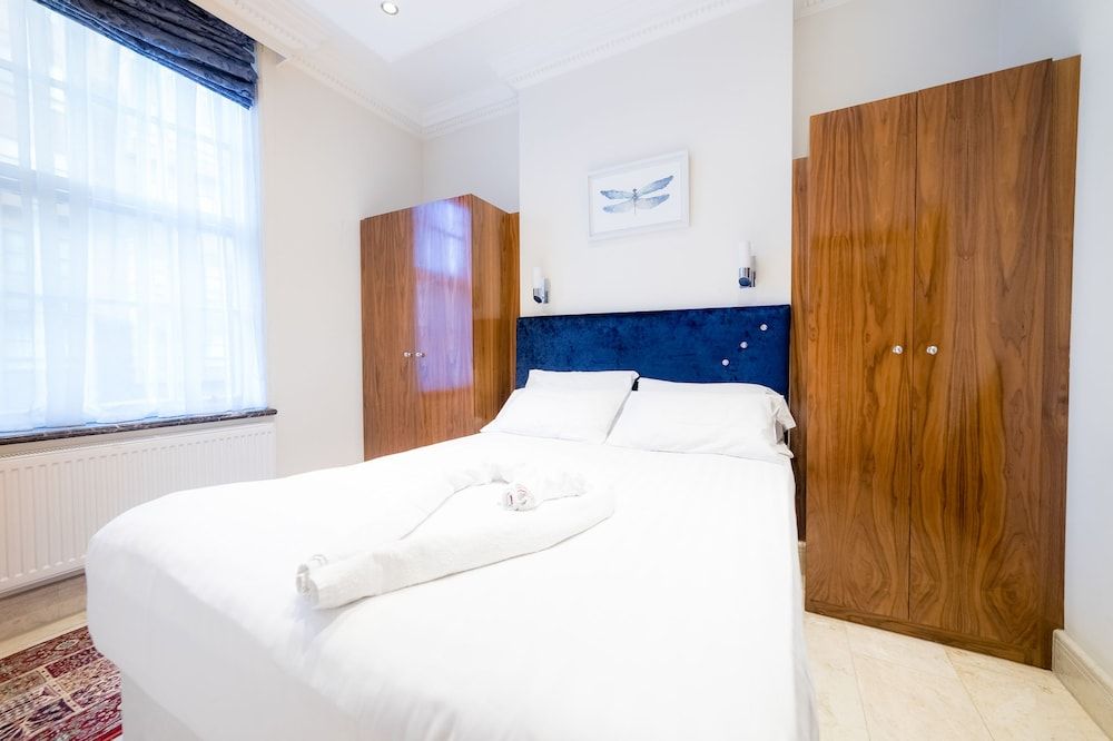 undefined Hyde Park Place 10