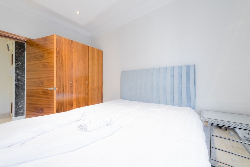 undefined Hyde Park Place 5