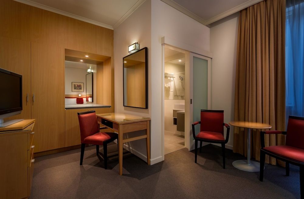 Best Western Plus Travel Inn Hotel Deluxe Room, Multiple Beds, Non Smoking (Walk-in Shower) 10