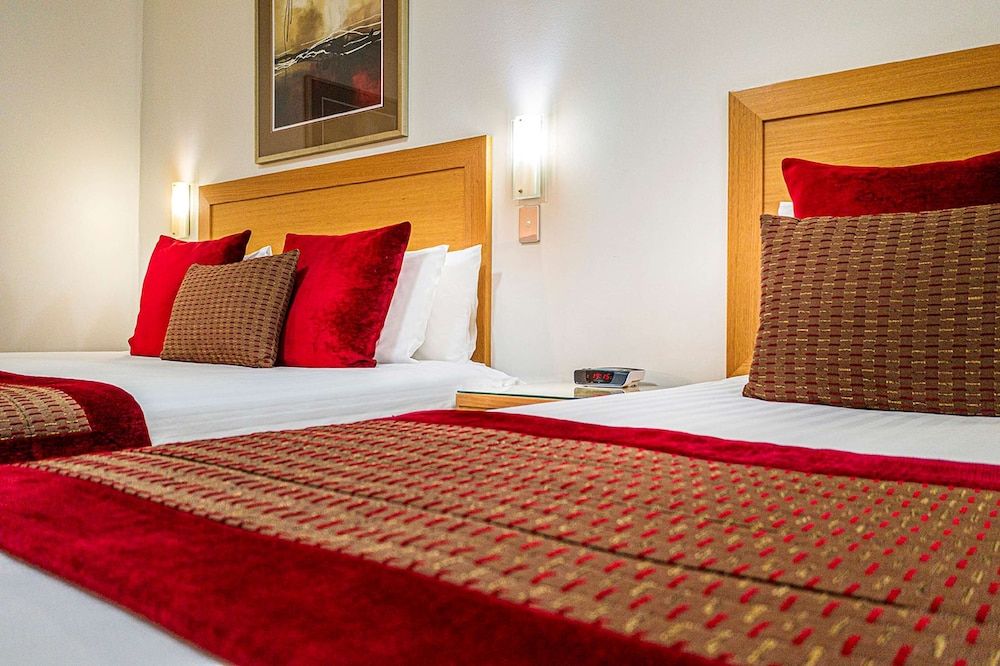 Best Western Plus Travel Inn Hotel Deluxe Room, Multiple Beds, Non Smoking (Walk-in Shower) 4