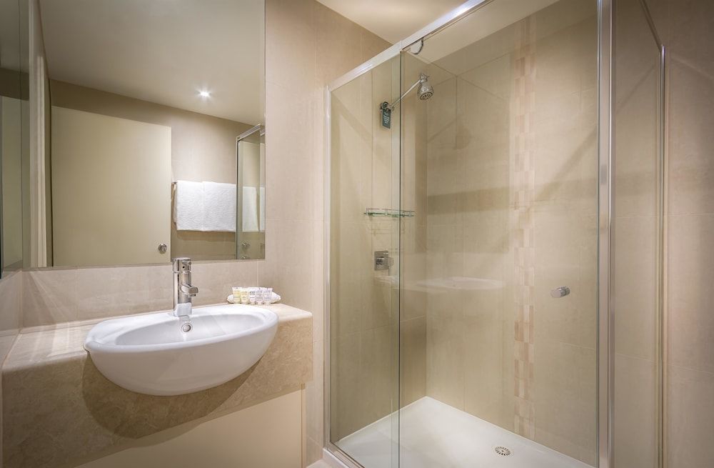 Best Western Plus Travel Inn Hotel Deluxe Room, 1 King Bed, Non Smoking (Walk-in Shower) 4