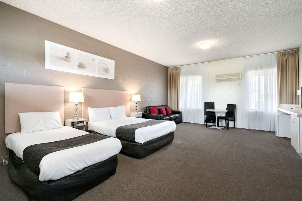 Standard Suite (1 Queen Bed & 1 Twin Bed)