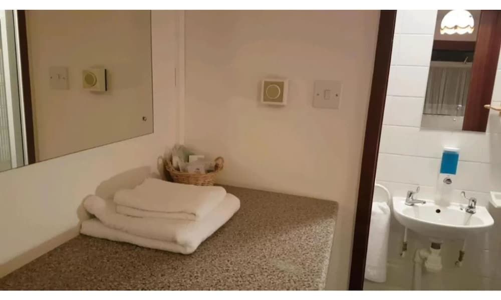 Chelford Guesthouse Twin Room, 2 Twin Beds 7