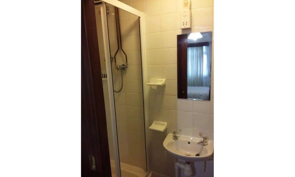 Chelford Guesthouse Family Room 4