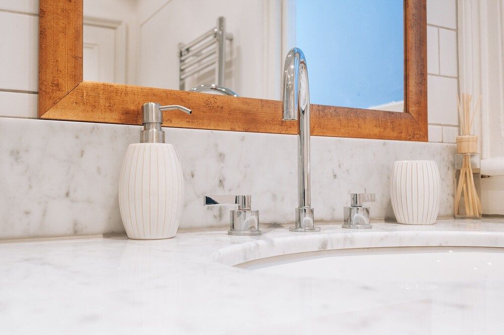 Mayfair Guesthouse Standard Twin Room, 2 Twin Beds, Shared Bathroom 6