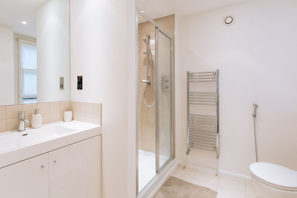 Mayfair Guesthouse Standard Twin Room, 2 Twin Beds, Shared Bathroom 5