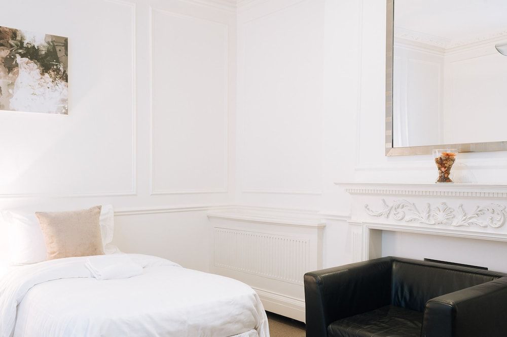 Mayfair Guesthouse Standard Twin Room, 2 Twin Beds, Shared Bathroom 3