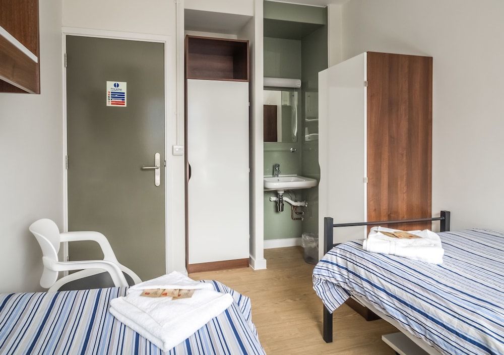 LSE Carr-Saunders Hall - Campus Accommodation Standard Twin Room, 2 Twin Beds, Shared Bathroom 6