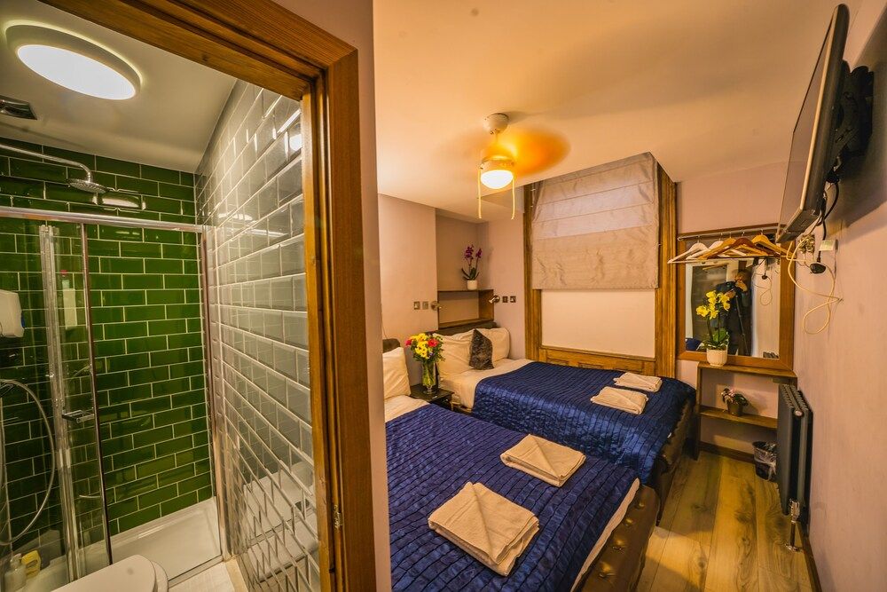 New Dawn Hotel Quadruple Room 3