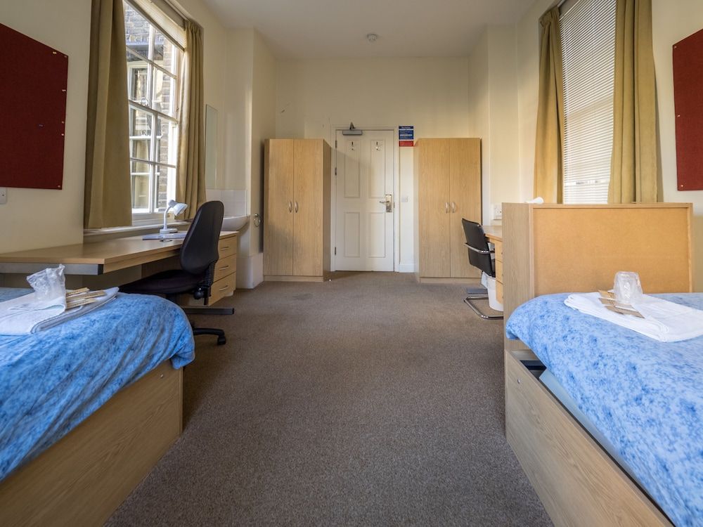 LSE Passfield Hall - Campus Accommodation Basic Twin Room, 2 Twin Beds, Shared Bathroom 3