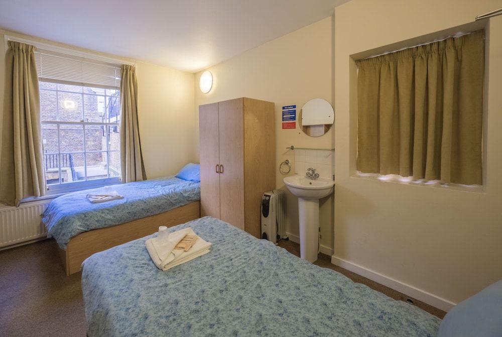 LSE Passfield Hall - Campus Accommodation Basic Twin Room, 2 Twin Beds, Shared Bathroom 4