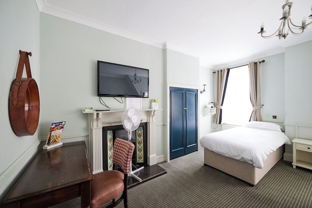 White Hart, Newmarket by Marston's Inns Standard Triple Room