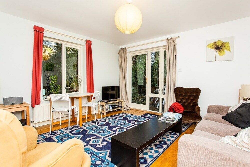 undefined Charming Peaceful 2 Bed with Parking and Garden