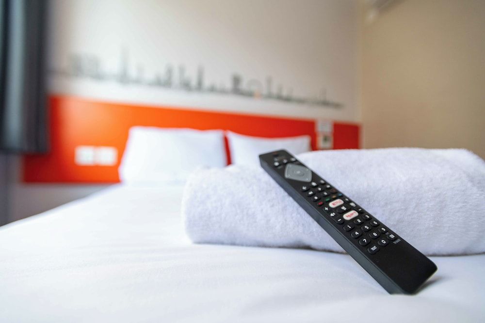 easyHotel London Croydon Double Room (No Windows) 4