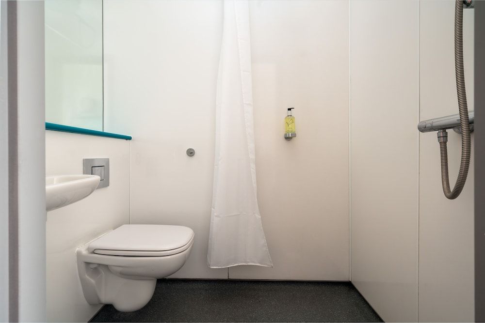 easyHotel London Croydon Double Room (No Windows) 6