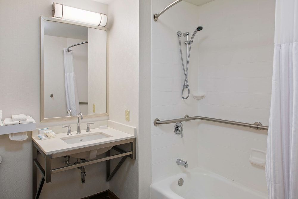 Room, 2 Queen Beds, Accessible, Bathtub