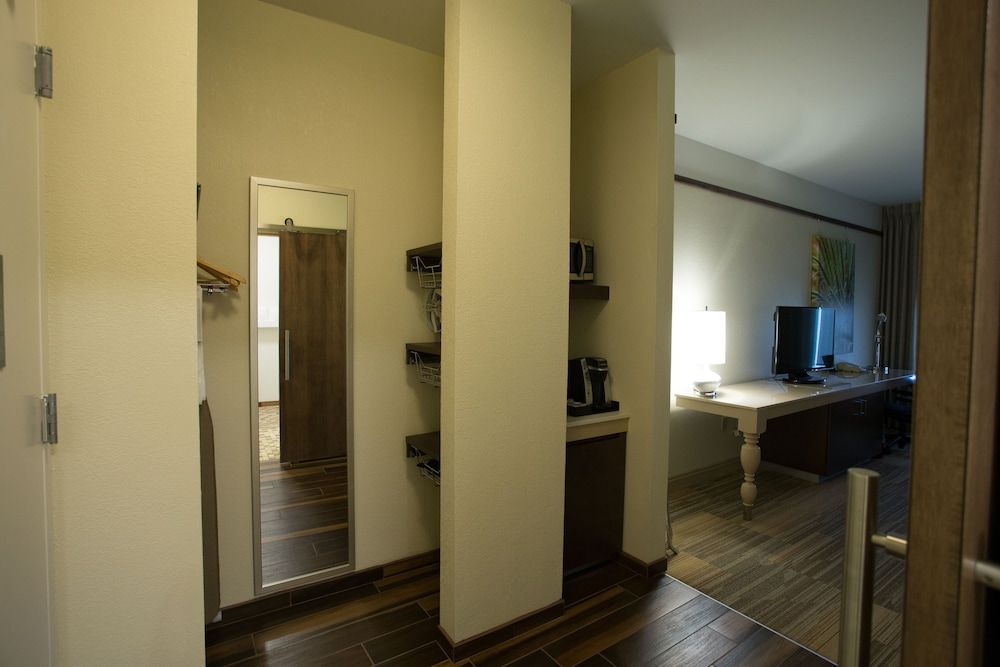 Room, 2 Queen Beds, Accessible (Roll-In Shower)