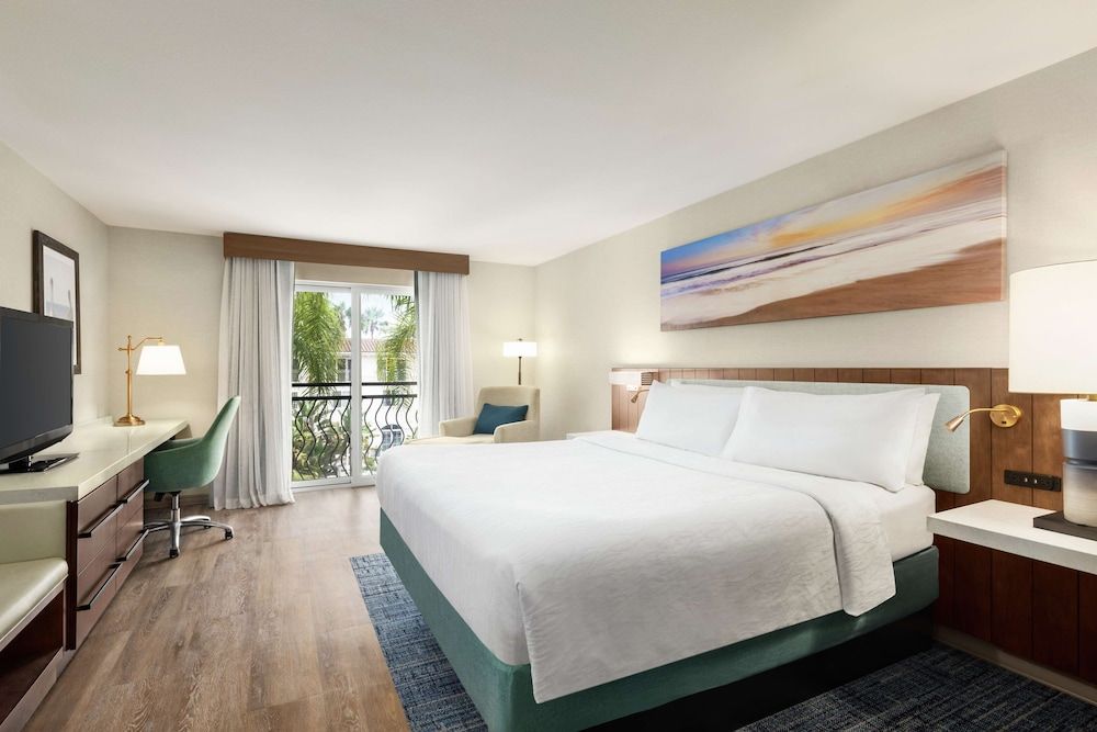 Room, 1 King Bed, Bathtub (Pool View, Mobility & Hearing)