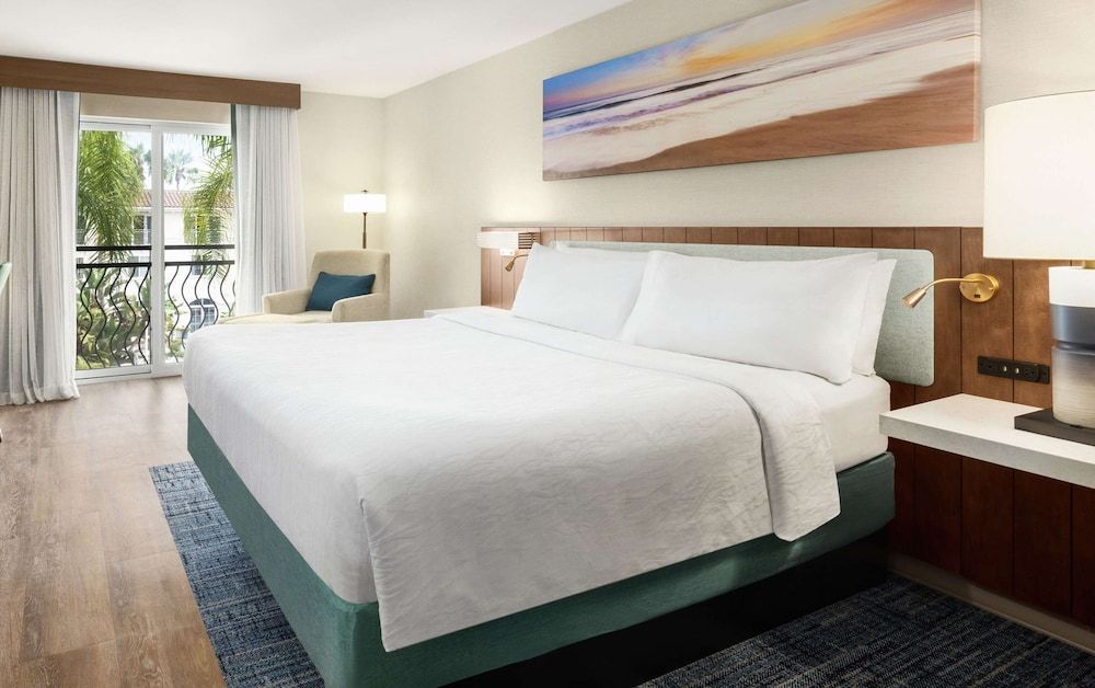 Room, 1 King Bed, Bathtub (Pool View, Mobility & Hearing)