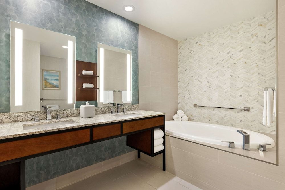 Suite, 1 King Bed with Garden View and Patio