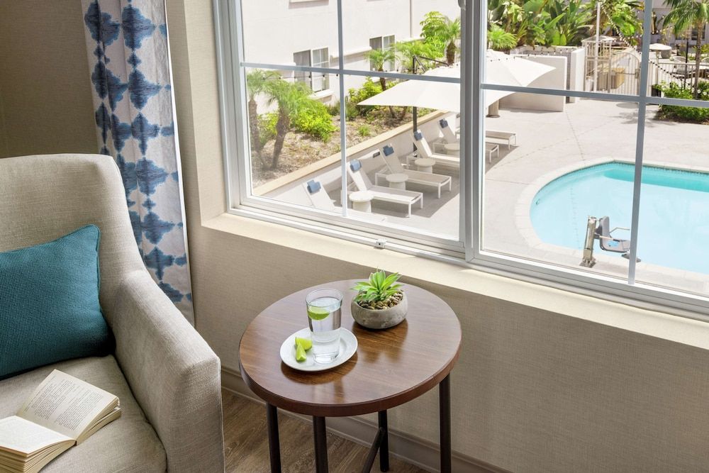 Room, 2 Queen Beds, Bathtub, Pool View