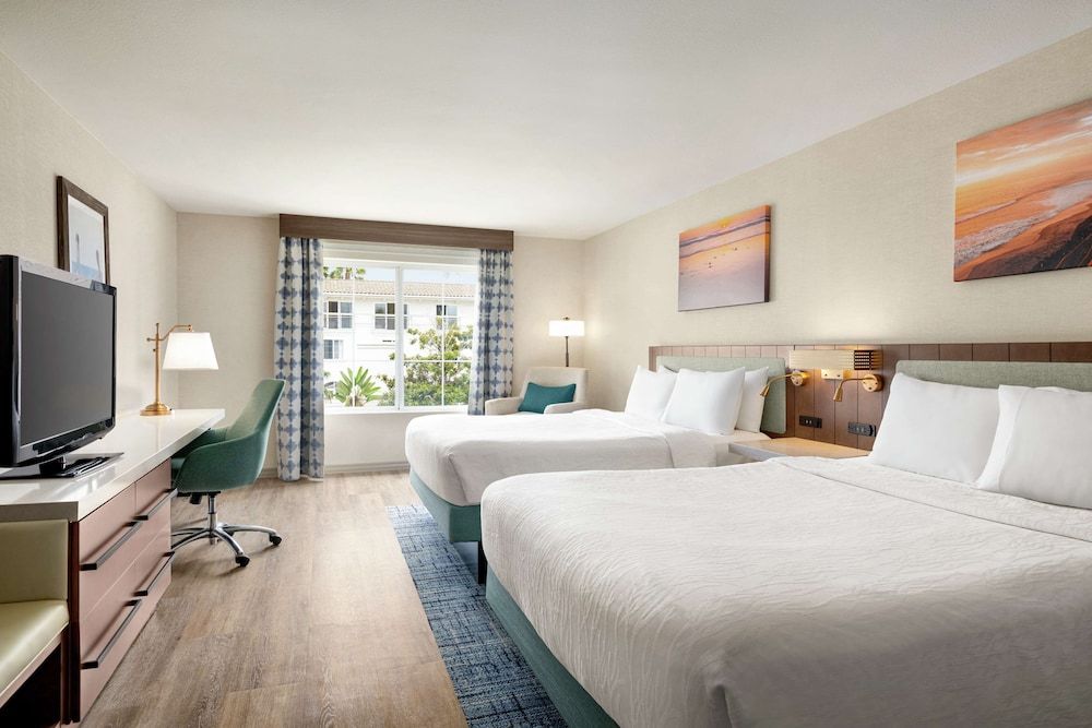 Room, 2 Queen Beds, Bathtub, Pool View