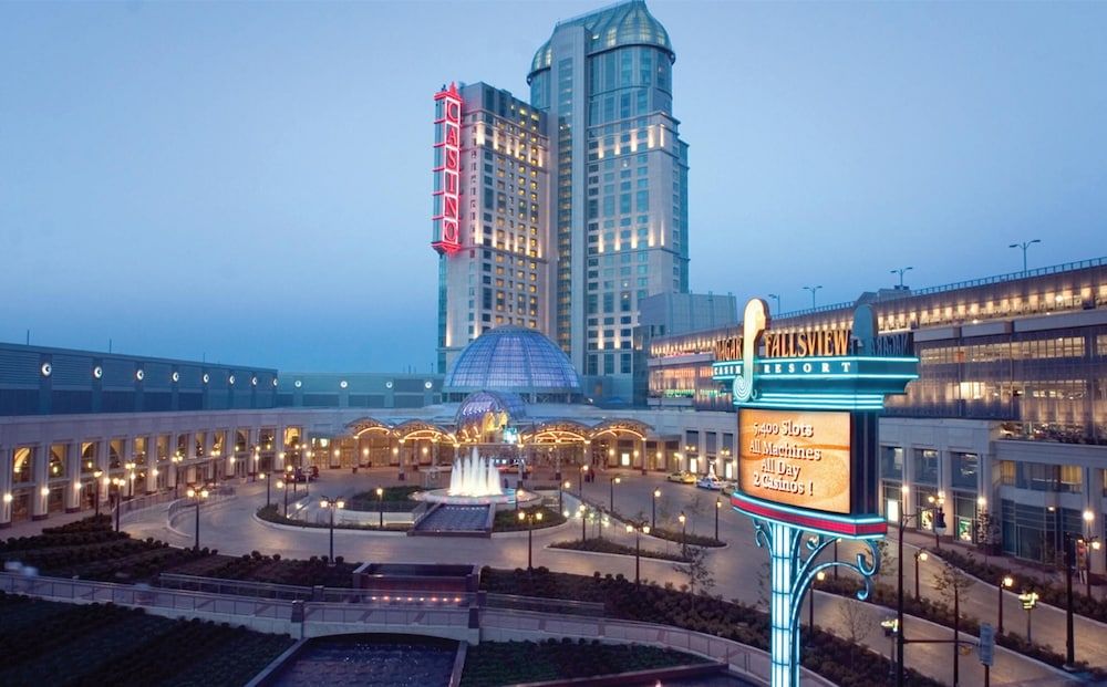 undefined Hilton Niagara Falls/Fallsview Hotel & Suites 5