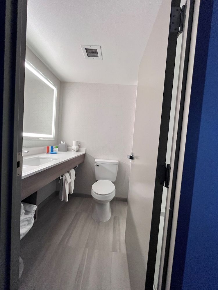 Holiday Inn Express Federal Way Seattle South by IHG Standard Room, 2 Queen Beds 8