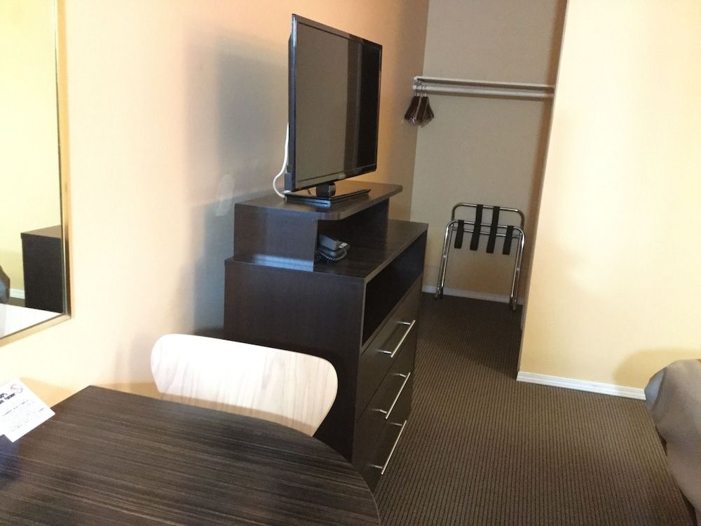 Riverside Motel Comfort Room, 2 Queen Beds, Mountain View 9