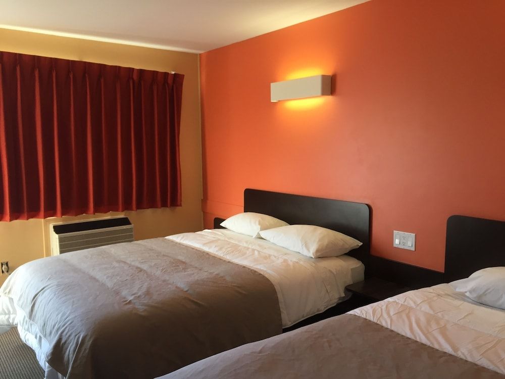 Riverside Motel Comfort Room, 2 Queen Beds, Mountain View 2