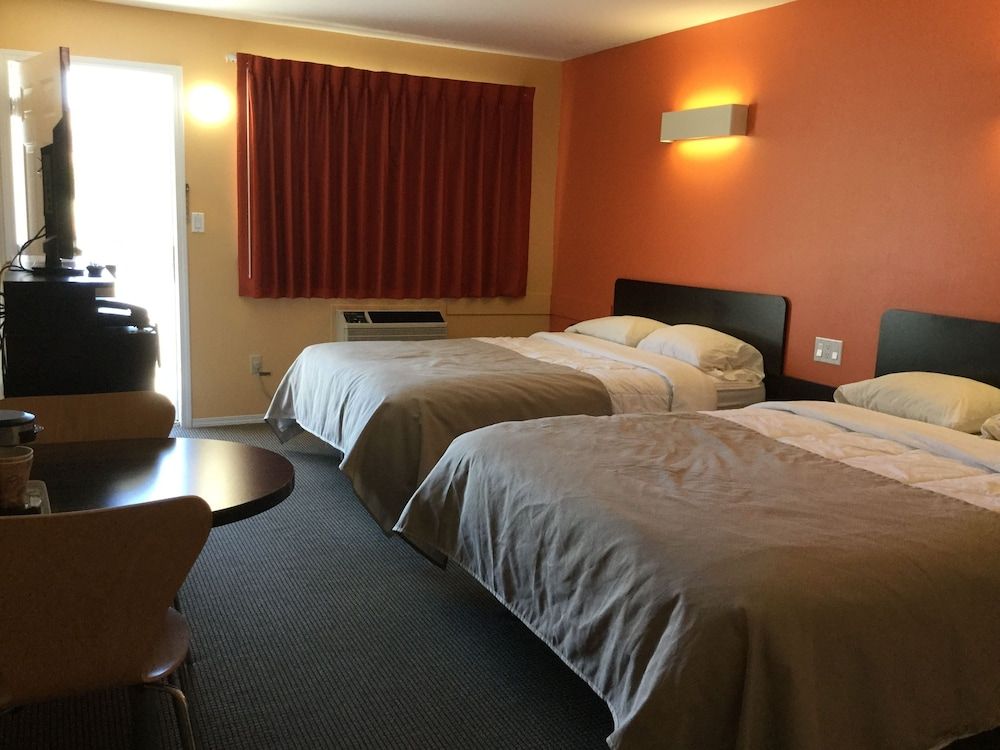 Riverside Motel Comfort Room, 2 Queen Beds, Mountain View 4